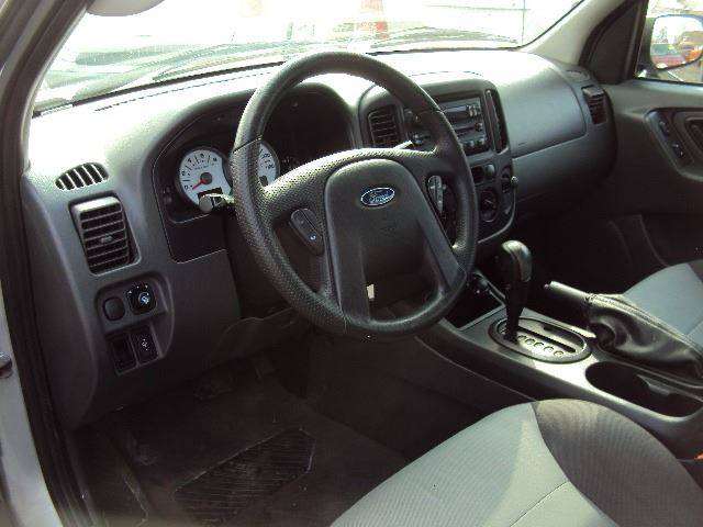 2005 Ford Escape XLS 4dr SUV